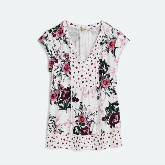 Tops - Floral V-Neck Women's Top sized Medium